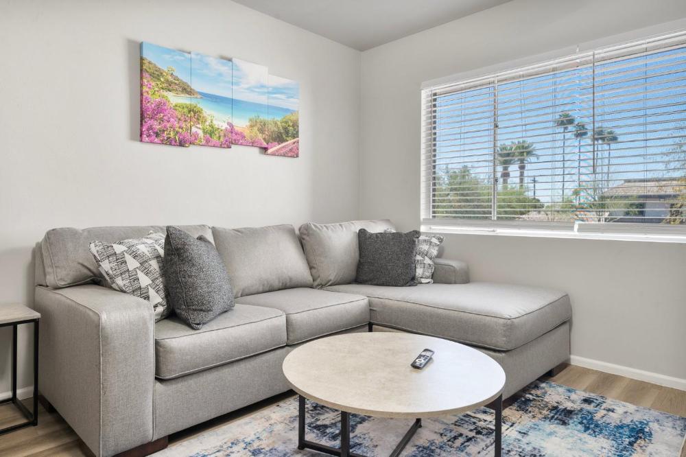 Modern 2B1B Hideaway in Old Town